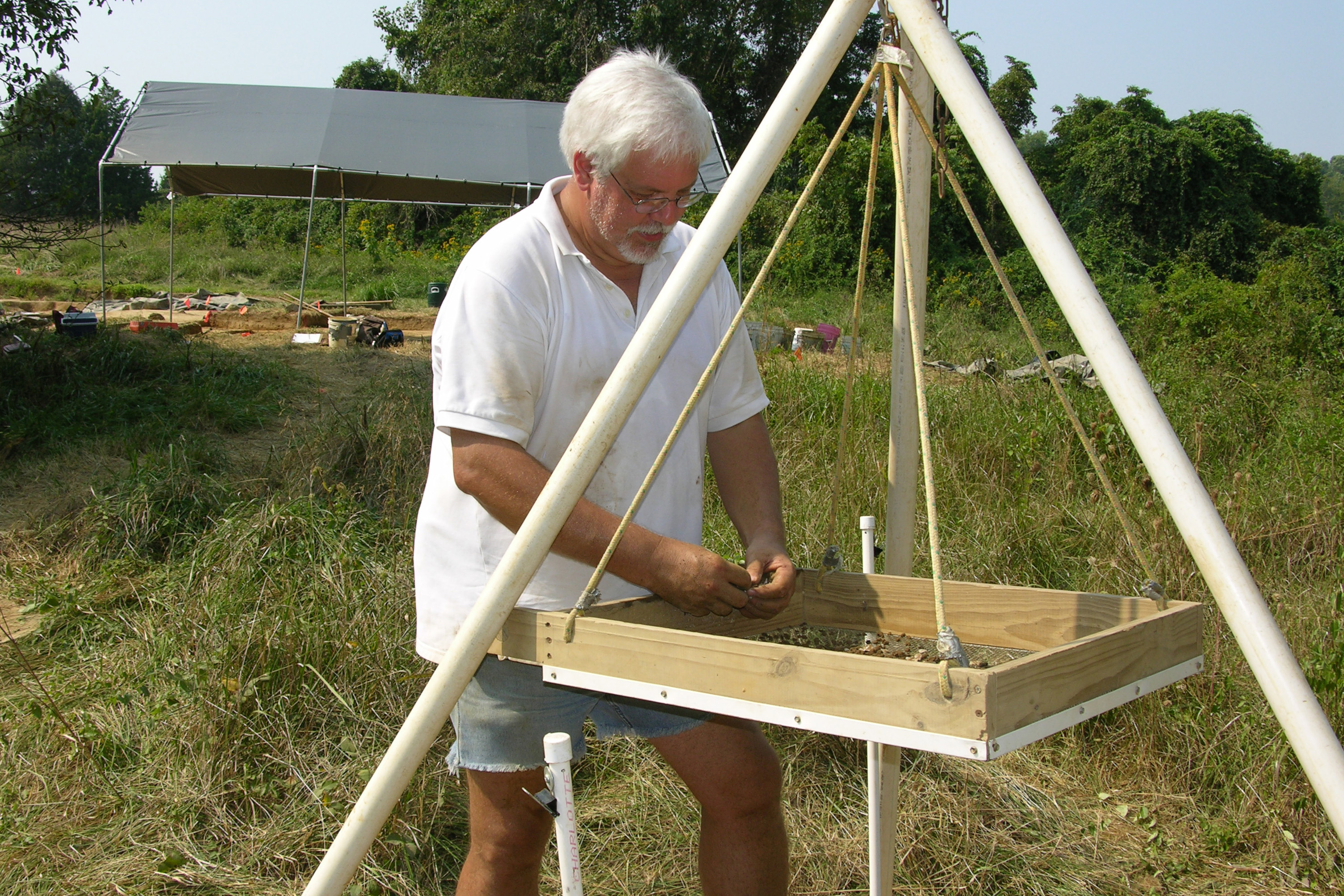 Dennis Curry works a 
					        screen at the 2005 Field session