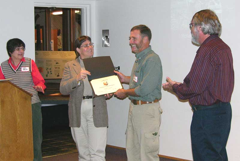 Dan Coates 
					receives certificate